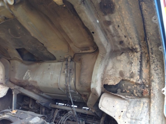 รถอีซูซุ 6 ล้อ ตู้เย็น เปลื่ยนเครื่อง 110 แรงม้า  สนใจติดต่อ 081 - 6079515