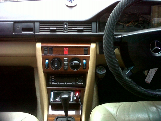 อยากขายรถเบ็น 300E สีเขียว พร้อมใช้งาน ติดแ็ก็ส LPG