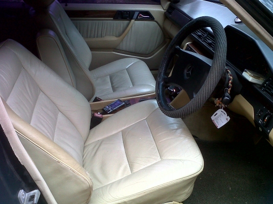 อยากขายรถเบ็น 300E สีเขียว พร้อมใช้งาน ติดแ็ก็ส LPG