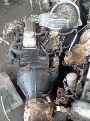 เครื่องยนต์ NISSAN TD25 ฝาขาว พร้อมเกียร์ อุปกรณ์ครบๆ รูปเพียบ