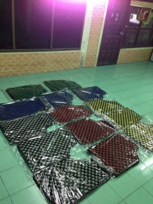 พรมหมากรุกซิ่งๆ ผ้าคุมรถไสๆ