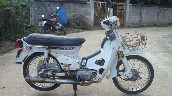 C900 สีขาวทะเบียนโอนภาษีเต็มสีหายากพร้อมประกวดขาย17800บาท