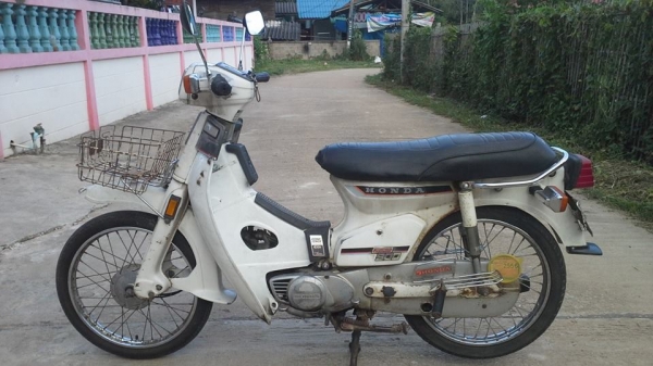 C900 สีขาวทะเบียนโอนภาษีเต็มสีหายากพร้อมประกวดขาย17800บาท