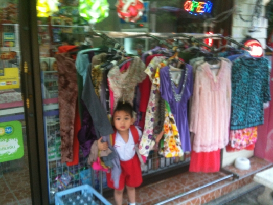 ขายส่งเสื้อผ้าแฟชั่น เลิกกิจการ ถูกกว่าราคาส่ง