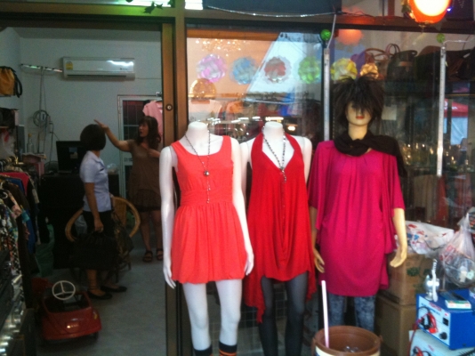 ขายส่งเสื้อผ้าแฟชั่น เลิกกิจการ ถูกกว่าราคาส่ง