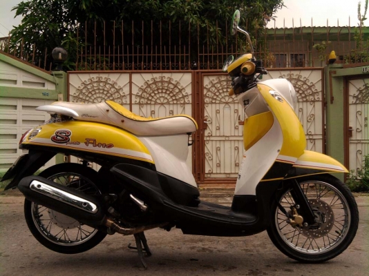 ขออนุญาติขาย Yamaha Fino 115 cc. มือเดียว สีเหลืองขาว
