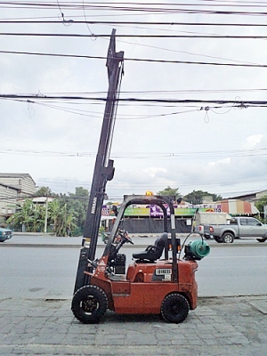 ขายรถยกนิสสัน 1.5 ตัน (รุ่นใหม่)  เครื่องเบนซิน เกียร์ออโต้  ( 2 ระบบ น้ำมัน-แก๊สนอก) กระบอกคู่   เสาสูง 4.5 เมตร ยางตันใหม่ พวงมาลัยเพาเว่อร์  สีเดิมจากนอก นำเข้าจากญี่ปุ่น ใช้งานได้ทันที