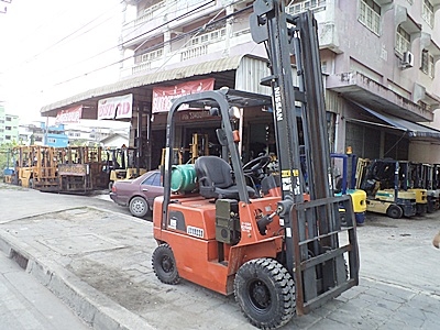 ขายรถยกนิสสัน 1.5 ตัน (รุ่นใหม่)  เครื่องเบนซิน เกียร์ออโต้  ( 2 ระบบ น้ำมัน-แก๊สนอก) กระบอกคู่   เสาสูง 4.5 เมตร ยางตันใหม่ พวงมาลัยเพาเว่อร์  สีเดิมจากนอก นำเข้าจากญี่ปุ่น ใช้งานได้ทันที