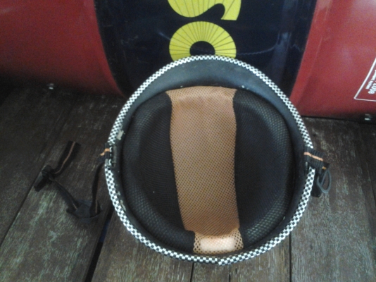 หมวกกันน๊อค หายากรูปทรงคลาสสิค บอดี้เป็นเหล็ก 500 ครับราคาไม่แพง  ครับ