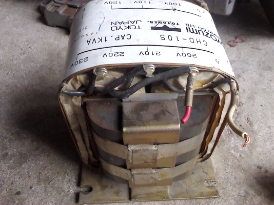 หม้อแปลงไฟ ต่อเครื่องที่ใช้กำลังเยอะได้ 200-230 v.เป็น100-120 V.ให้เลือกหลาบช่วงแรงดันขนาด 1KVA.