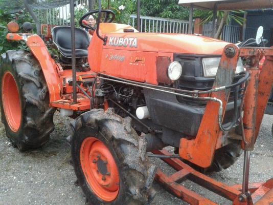 ขายรถไถ KUBOTA  L3408 พร้อมดันหน้ารถไร่ไม่ได้ทำสีใหม่ มีทะเบียนจัดไฟแนนซ์ได้ 120,000(ศรีสวัสดิ์)