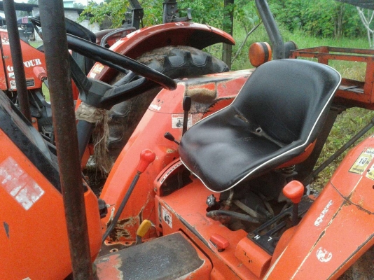 ขายรถไถ KUBOTA  L3408 พร้อมดันหน้ารถไร่ไม่ได้ทำสีใหม่ มีทะเบียนจัดไฟแนนซ์ได้ 120,000(ศรีสวัสดิ์)