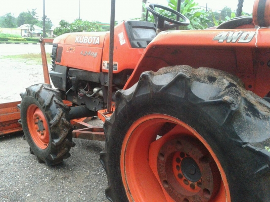 ขายรถไถ KUBOTA  L3408 พร้อมดันหน้ารถไร่ไม่ได้ทำสีใหม่ มีทะเบียนจัดไฟแนนซ์ได้ 120,000(ศรีสวัสดิ์)