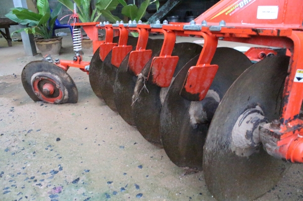 แทรกเตอร์ 45 แรงม้า พร้อมอุปกรณ์ 3 ชิ้น