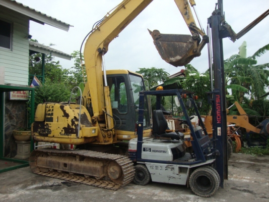 ขายด่วน !!!  รถโฟล์คลิฟท์  KOMATSU  FG15-15  (รถนอกนำเข้า  สภาพดี  พร้อมใช้)  เครื่องยนต์เบนซิน  เสาสูง  3  เมตร  เกียร์ธรรมดา  ยางตัน  4  ล้อ  สนใจราคาคุยกันได้