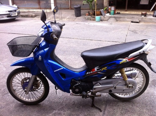 wave 125 r ปี 47 สตาร์ทมือ สีน้ำเงิน เครื่องดี ชุดสีสวย เอกสารครบ ภาษีขาดเกิน 3 ปี ราคาเบาๆค่ะ