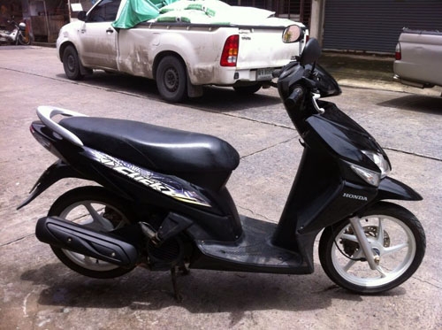 click ปี 50 สีดำ ล้อแม็ก รถบ้าน ภายใน ภายนอกเดิมๆ เครื่องแน่น ไม่หลวม ควันไม่ไหล เอกสารพร้อม เชิญแวะชมก่อนได้จ้า