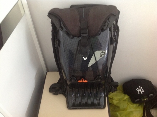 กระเป๋า boblbee megalopolis aero carbonของแท้ เคฟล่าแท้หายาากคับ สภาพดี สวย เงา มีบรอคหลัง กระเป๋ากันน้ำได้ ราคา 9900บาท