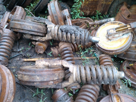 ขายด่วน ล้อนำสปริง kobelco mark III และ samsung210-2 สภาพสวยพร้อมใช้งาน