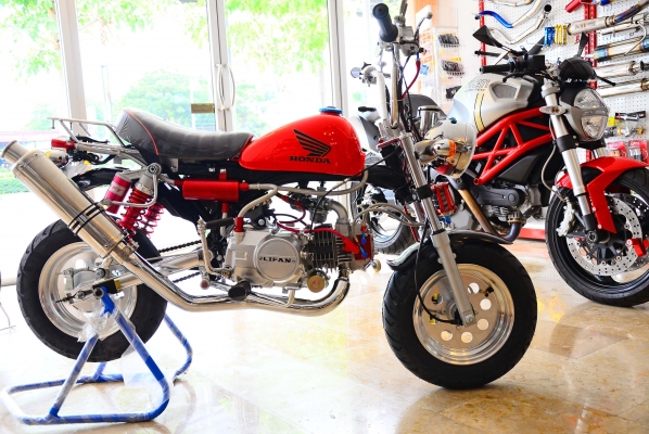 RS 73 มังกี้ เครื่อง LIFAN 125 &amp;nbsp; ล้อKSR ยาง SLICK  ท่อ สูตร &amp;nbsp;Wheelie kids TITANIUM ออยรุ่นใหม่ เบาะ kitaco ลาย สก็อต โช็ค UP SIDE DOWN สีเงิน  ปั้มหน้า BREMBO ผีเสื้อ ก้าน CNC ปะกับ DOMINO ปั้มหลัง BREMBO JOG แผงคอ CNC คาบูแดช ปากแตร ไมล