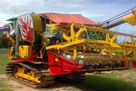 ขายด่วน รถเกี่ยวข้าวเกษตรพัฒนา รุ่นจ้าวช้างไวไฟ เครื่องยนต์ ISUZU 210 HP 6HH1 แน่นดีแรงดีไม่มีเยิ้ม อุ้ม 2.5 ตัน ปั๊มไดกิ้นเบอร์ 22 มอเตอร์ 22 ช่วงล่าง 12HT นอก ชุดไฟด้านหน้าของดราก้อนอาย สภาพดีพร้อมใช้งาน ราคาต่อรองได้ครับ