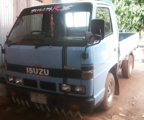 ISUZU NHR 88 HP 4JG2 รถบรรทุก 4 ล้อกลาง กระบะเหล็กความยาว 3.20 เมตรมีคอกแป๊ปเหล็กให้ครบพร้อมใช้งาน เครื่องแห้งแรงดีไม่มีเยิ้ม ภายในเก๋งคอนโซลครบพร้อม ช่วงล่างคัชซีสวยเดิมๆมากครับไม่มีผุ ยางสภาพดี 4 เส้นประมาณ 70\% พร้อมใช้งาน เอกสารทะเบียนครบพร้อมโอน ราคาต