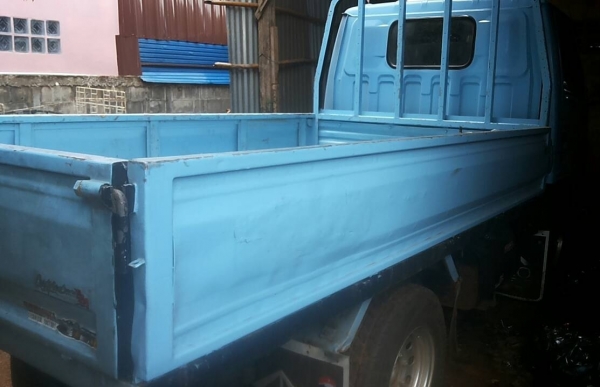 ISUZU NHR 88 HP 4JG2 รถบรรทุก 4 ล้อกลาง กระบะเหล็กความยาว 3.20 เมตรมีคอกแป๊ปเหล็กให้ครบพร้อมใช้งาน เครื่องแห้งแรงดีไม่มีเยิ้ม ภายในเก๋งคอนโซลครบพร้อม ช่วงล่างคัชซีสวยเดิมๆมากครับไม่มีผุ ยางสภาพดี 4 เส้นประมาณ 70\% พร้อมใช้งาน เอกสารทะเบียนครบพร้อมโอน ราคาต