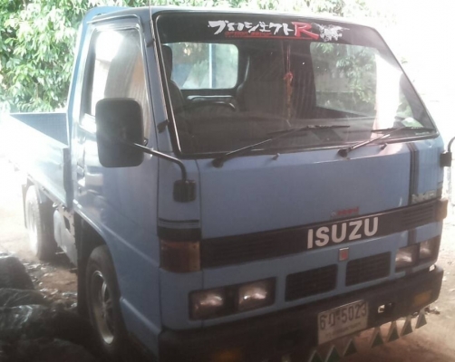 ISUZU NHR 88 HP 4JG2 รถบรรทุก 4 ล้อกลาง กระบะเหล็กความยาว 3.20 เมตรมีคอกแป๊ปเหล็กให้ครบพร้อมใช้งาน เครื่องแห้งแรงดีไม่มีเยิ้ม ภายในเก๋งคอนโซลครบพร้อม ช่วงล่างคัชซีสวยเดิมๆมากครับไม่มีผุ ยางสภาพดี 4 เส้นประมาณ 70\% พร้อมใช้งาน เอกสารทะเบียนครบพร้อมโอน ราคาต