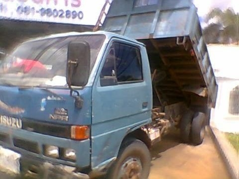 ISUZU หกล้อดัมพ์ ห้างแท้ปี 37 NPR เครื่อง 185 เกียรใหญ่ 6 เกียร เฟืองท้าย F คลัซซี่ดีไม่มีผุ รถใช้งานอยู่ขายตามสภาพ 500,000