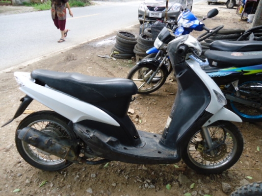 ขาย YAMAHA MIO AMORE สีขาว ปี49 สภาพดีใช้งานได้ดี พร้อมเล่มทะเบียน ราคา 8,000.-บาท รถอยู่เชียงใหม่