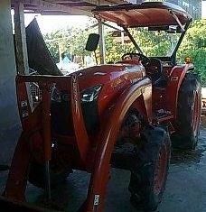 KUBOTA L4708 - 2 เพลา รถสวยจัดใช้งานน้อย 808 ชม. อุปกรณ์ครบพร้อม มีใบมีดดันหน้า ผานพรวนดิน 6 เครื่องแน่นแรงดีทั้งคัน ระบบไฮดรอลิกส์ไม่มีแตกเยิ้ม ช่วงล่างแน่นเดิมๆ ยางสภาพดี 4 เส้นประมาณ 80\% พร้อมทำงานได้เลย เอกสารทะเบียนครบพร้อม ราคาต่อรองได้ครับ