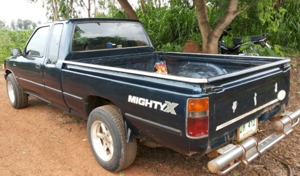 TOYOTA HILUX MIGHTY-X EXTRACAB 2.5 MT ปี 37 รถบ้านสวยเดิมๆพร้อมใช้งาน เครื่องแน่นแรงดีไม่มีเยิ้ม ภายในเก๋งคอนโซลสวยครบ พวงมาลัยธรรมดา กระบะสวยไม่มีผุกร่อน ช่วงล่างคัชซีสวยไม่มีดาม ยางสภาพดี 70\% พร้อมใช้งาน เอกสารทะเบียนครบพร้อมโอน ราคาต่อรองได้ครับ