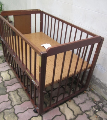 เตียงนอนเด็ก ไม้แท้ ปรับระดับได้ พร้อมส่ง