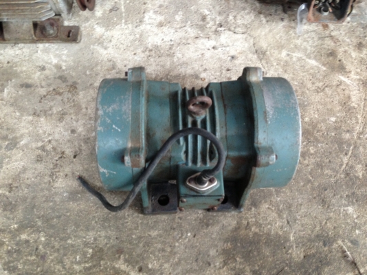 ขายมอเตอร์สั่นขนาด 0.5 HP. 380 V สภาพสวย พร้อมใช้งาน