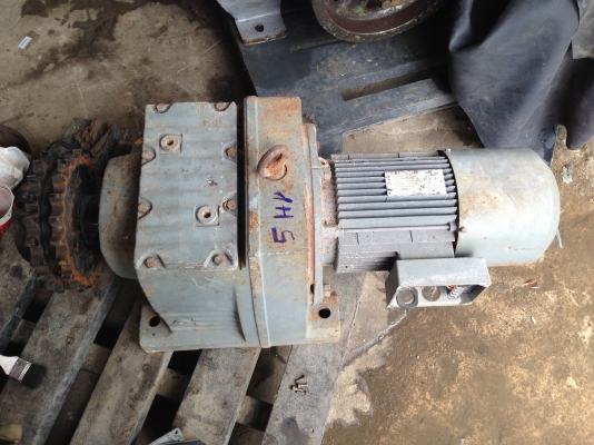 ขายมอเตอร์เกียร์ SEW 5 HP. มีเบรคในตัว อัตราทดแล้วเพลาออกประมาณ 11 รอบต่อนาที สภาพสวยมาก วิ่งนิ่ม พร้อมใช้งาน