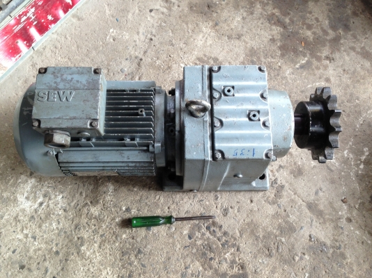 ขายมอเตอร์เกียร์ SEW 3 HP. อัตราทดเพลาออกประมาณ 35 รอบต่อนาที สภาพสวย วิ่งนิ่ม พร้อมใช้งาน มี 2 ตัวครับ ขายมอเตอร์เกียร์ SEW 3 HP. อัตราทดเพลาออกประมาณ 35 รอบต่อนาที สภาพสวย วิ่งนิ่ม พร้อมใช้งาน มี 2 ตัวครับ