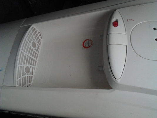 ขายเครื่องทำน้ำร้อนเย็นด้านล่างเป็นตู้เย็น