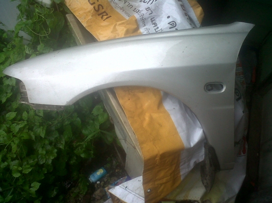 แก้มข้างด้านซ้ายของท้ายเบนซ์ 500