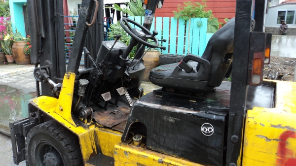 ขายนิสสันดีเซล 2.5 ตันเสาสูง 5 เมตร ติดงาหมุน สภาพพร้อมใช้ 081-3535-948