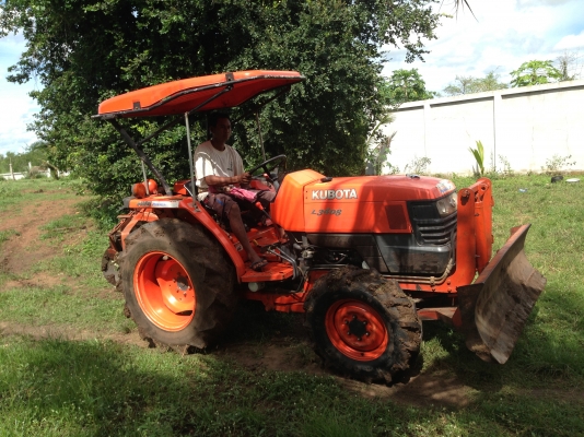 ขายด่วนรถไถคูโบต้าL3408 มีภาพวีโอ พร้อมอุปกรณ์ 4 รายการ ใบมีดดันดินหน้าและ ผานหลังมี 3 ชุด ทะเบียนปี