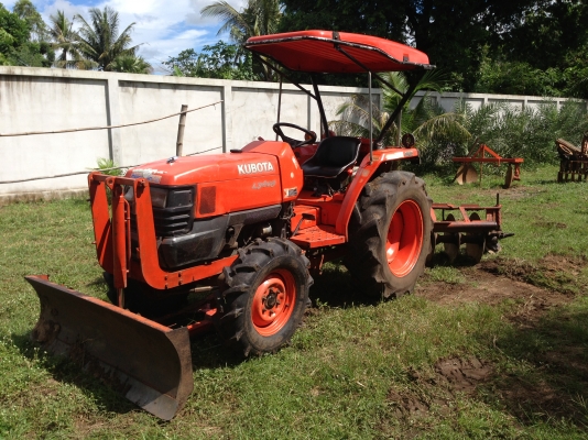 ขายด่วนรถไถคูโบต้าL3408 มีภาพวีโอ พร้อมอุปกรณ์ 4 รายการ ใบมีดดันดินหน้าและ ผานหลังมี 3 ชุด ทะเบียนปี
