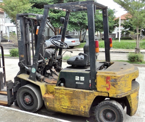 ขายนิสสันดีเซล 2.5 ตันเกียร์ออโต้เสา 3 เมตร 081-3535-948