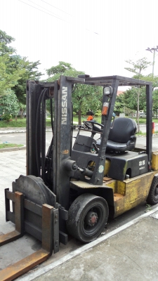 ขายนิสสันดีเซล 2.5 ตันเกียร์ออโต้เสา 3 เมตร 081-3535-948