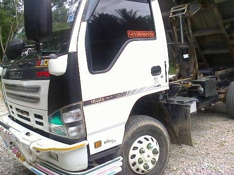รถอีซูซุ 6 ล้อดั้ม NQR  175 แรงม้า ปี 49 ( รถวิ่ง 2xx,xxx กม. ) สนใจติดต่อ   081 - 6079515