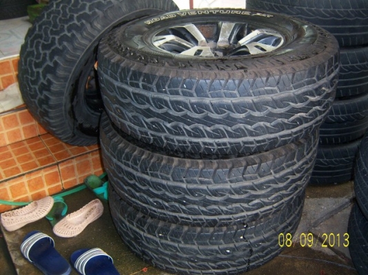 แม็กกระบะ ขอบ 15 พร้อมยาง 31x10.50x15 ยางพอได้คับ