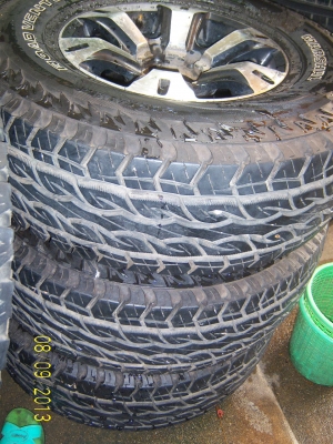 แม็กกระบะ ขอบ 15 พร้อมยาง 31x10.50x15 ยางพอได้คับ