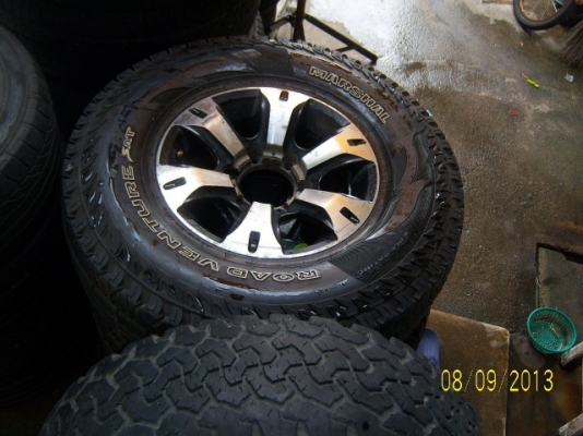 แม็กกระบะ ขอบ 15 พร้อมยาง 31x10.50x15 ยางพอได้คับ