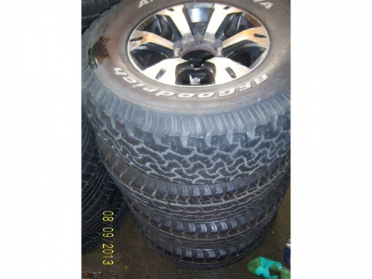 แม็กกระบะ ขอบ 15 พร้อมยาง 31x10.50x15 ยางพอได้คับ