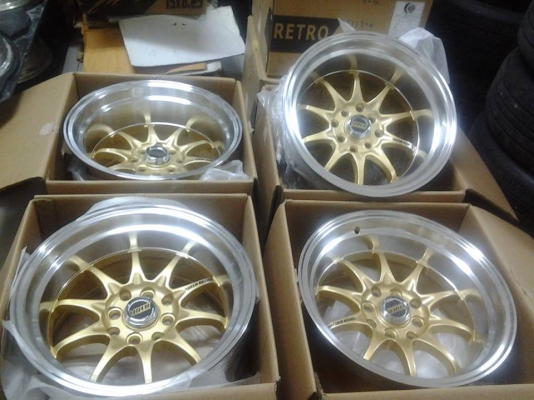 ล้อแม็กแนวเรโทรใส่เก๋ง  ใหม่แกะกล่อง มีหลายชุด ราคาเบาๆ