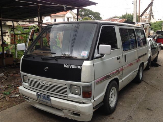 ขายรถตู้ Toyota Hiace เครื่องดีเซล 2,000cc. Turbo มีเบาะให้ 3 แถว